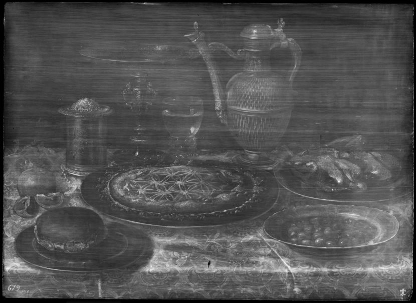 Mesa con mantel, salero, taza dorada, pastel, jarra, plato de porcelana con aceitunas y aves asadas