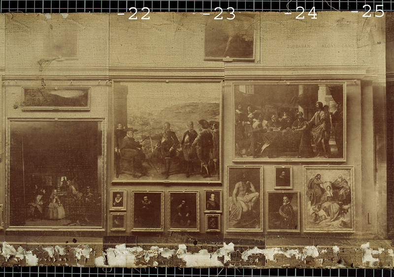 Detalle de los daños producidos por el destensado del mecanismo en la parte interior del panorama fotográfico.