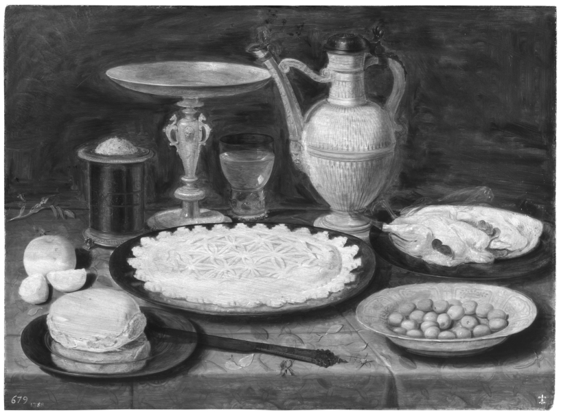 Mesa con mantel, salero, taza dorada, pastel, jarra, plato de porcelana con aceitunas y aves asadas