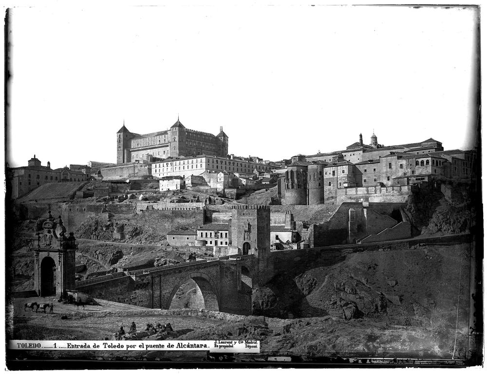 J. Laurent y Cía. Entrada de Toledo por el Puente de Alcántara. 1860-1866. Fototeca IPCE (VN3034).
