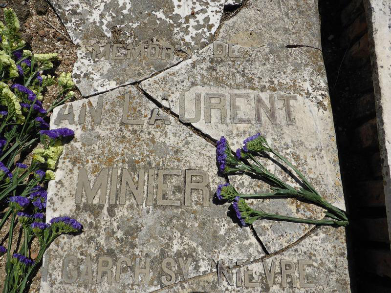 Imagen de la lápida de la tumba de Juan Laurent y Minier en el Cementerio de la Almudena